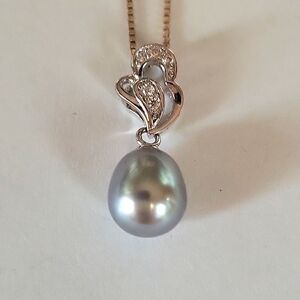 Genuine cultured freshwater Tahitian pearl with diamond chip accents .18" chain.
